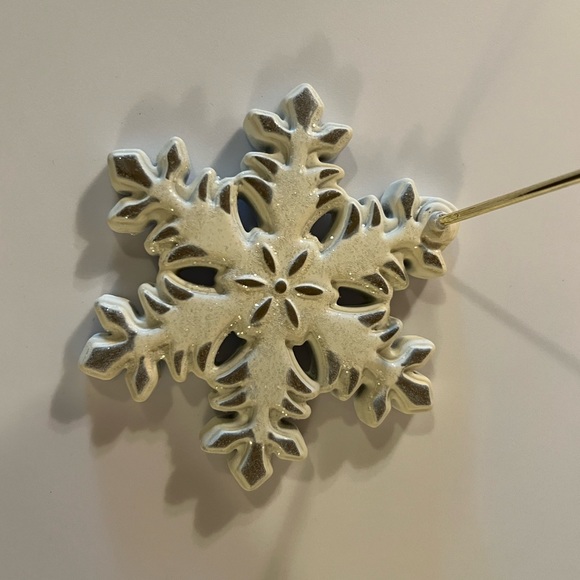 Hallmark snowflake ornament display with matching hooks…❄️ - Picture 2 of 5